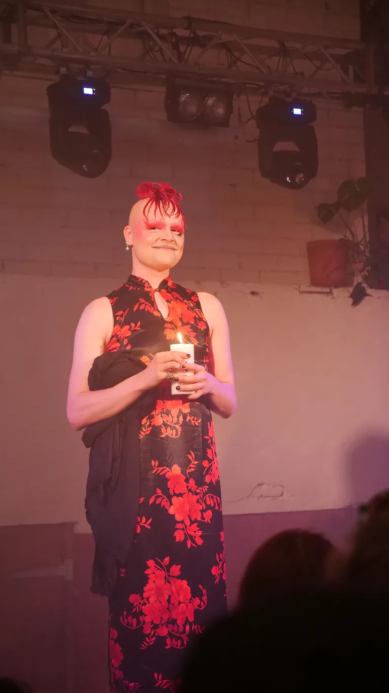 Drag esineja Helgi Saldo laval.