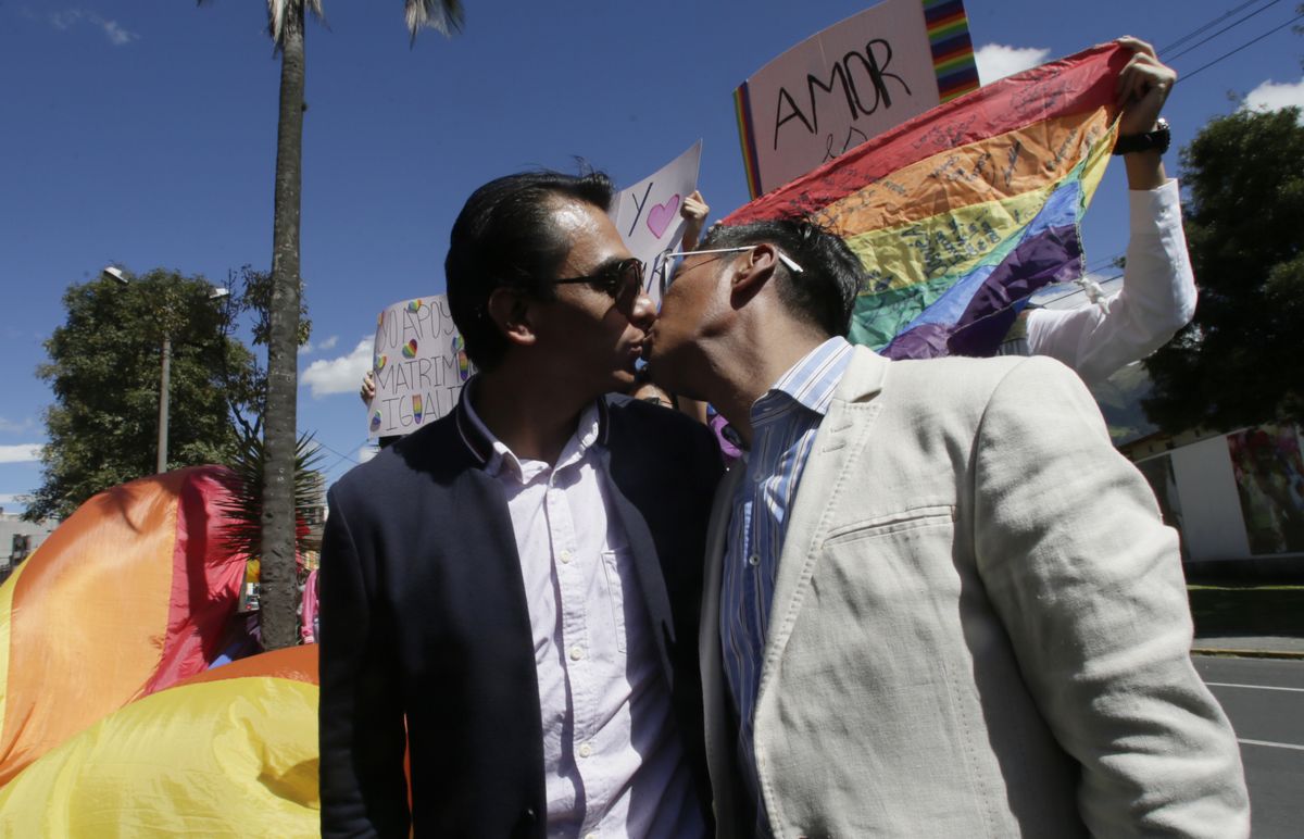Javier Benalcazar ja tema partner Efrain Soria Ecuadori Konstitutsionaalse Kohtu ees suudlemas. 