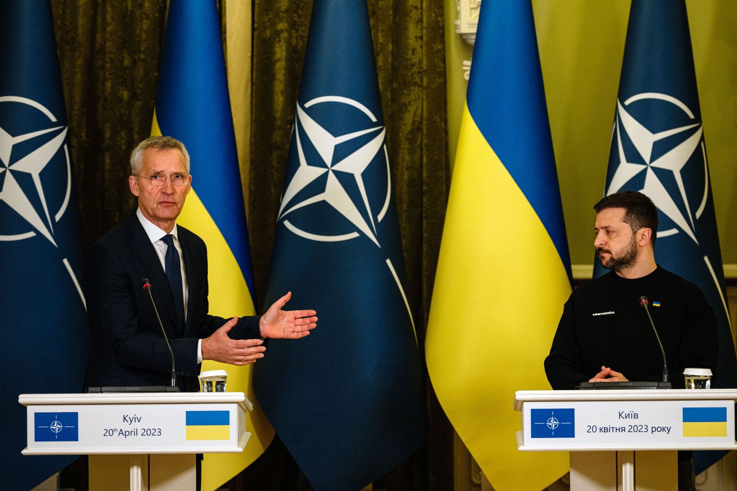 Глава НАТО Йенс Столтенберг и президент Украины Владимир Зеленский на пресс-конференции в Киеве 20 апреля 2023 года.