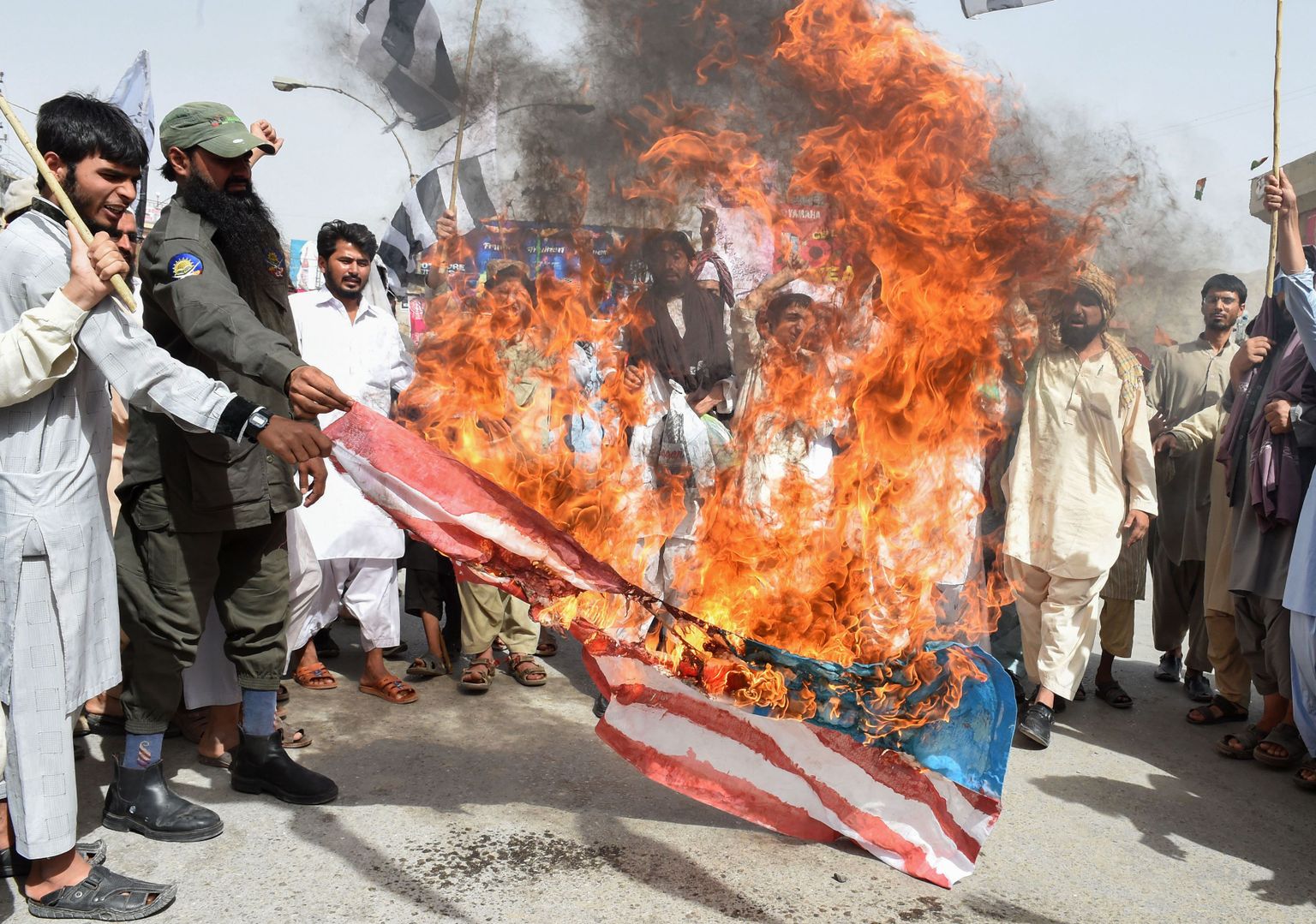 Mõnedele pakistanlastele ei meeldi põrmugi, et USA korraldab nende riigi kohal droonirünnakuid. Oma meelsust nad ei varja.