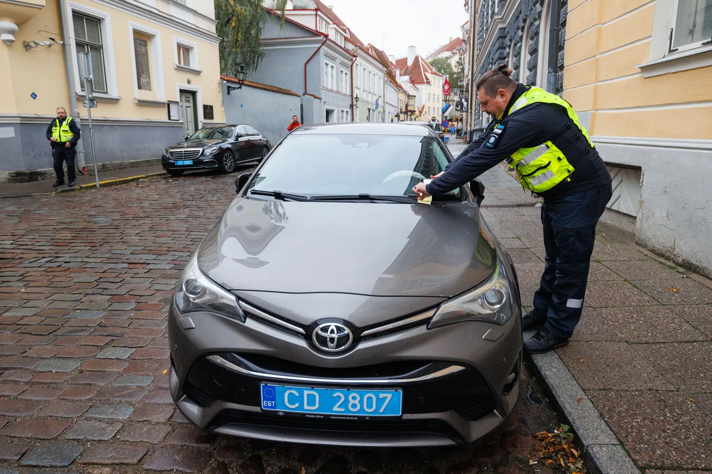 Инспектор Департамента муниципальной полиции Таллинна штрафует неправильно припаркованный автомобиль. Фото иллюстративное.