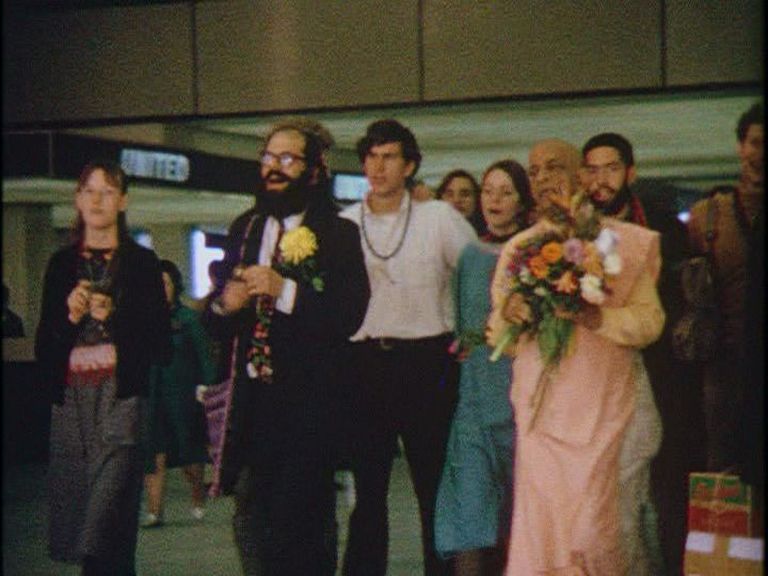 Allen Ginsberg tervitab Bhaktivedanta Swami Prabhupadat San Francisco lennujaamas (1967)