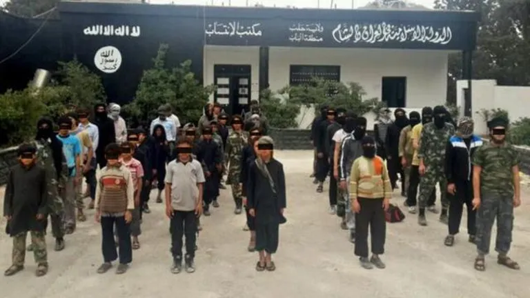 Süüria lapsed Aleppos Islamiriigile truudust vandumas.