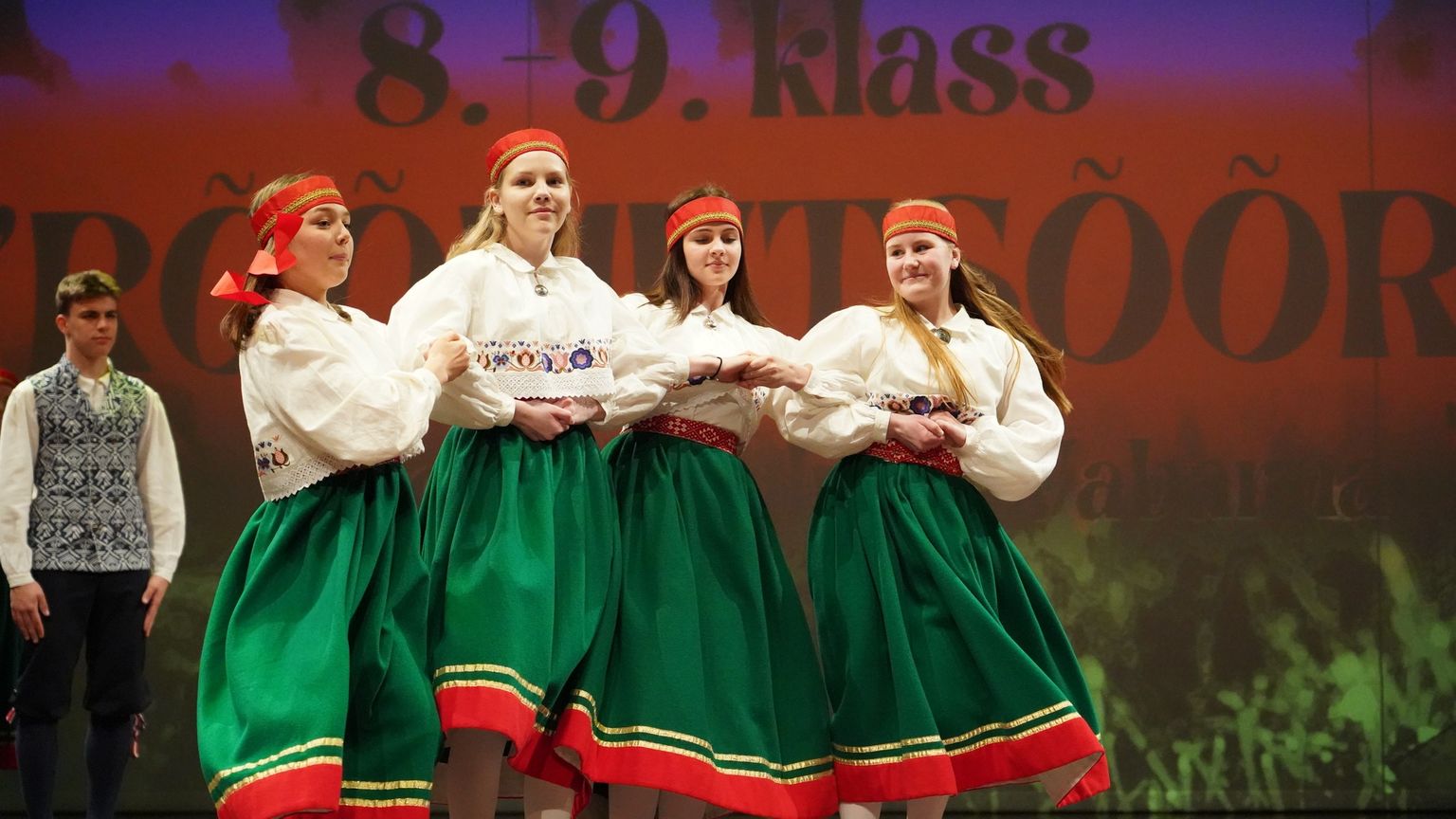 Один из многочисленных танцевальных коллективов Йыхвиской основной школы.