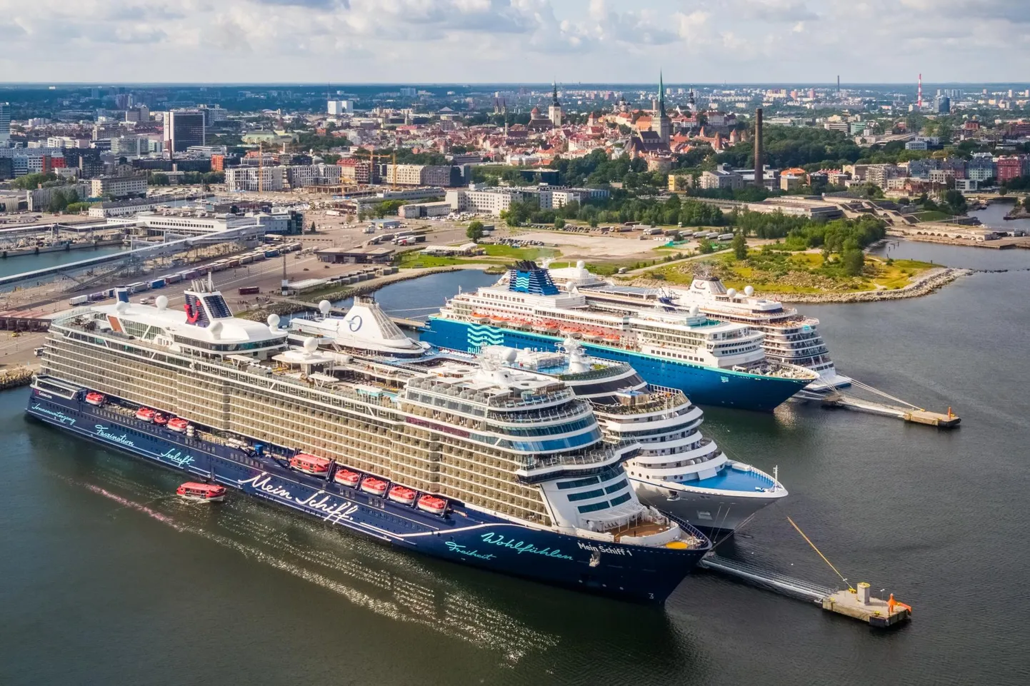 Ristluslaevad Tallinna Sadama kruiisikai ääres.