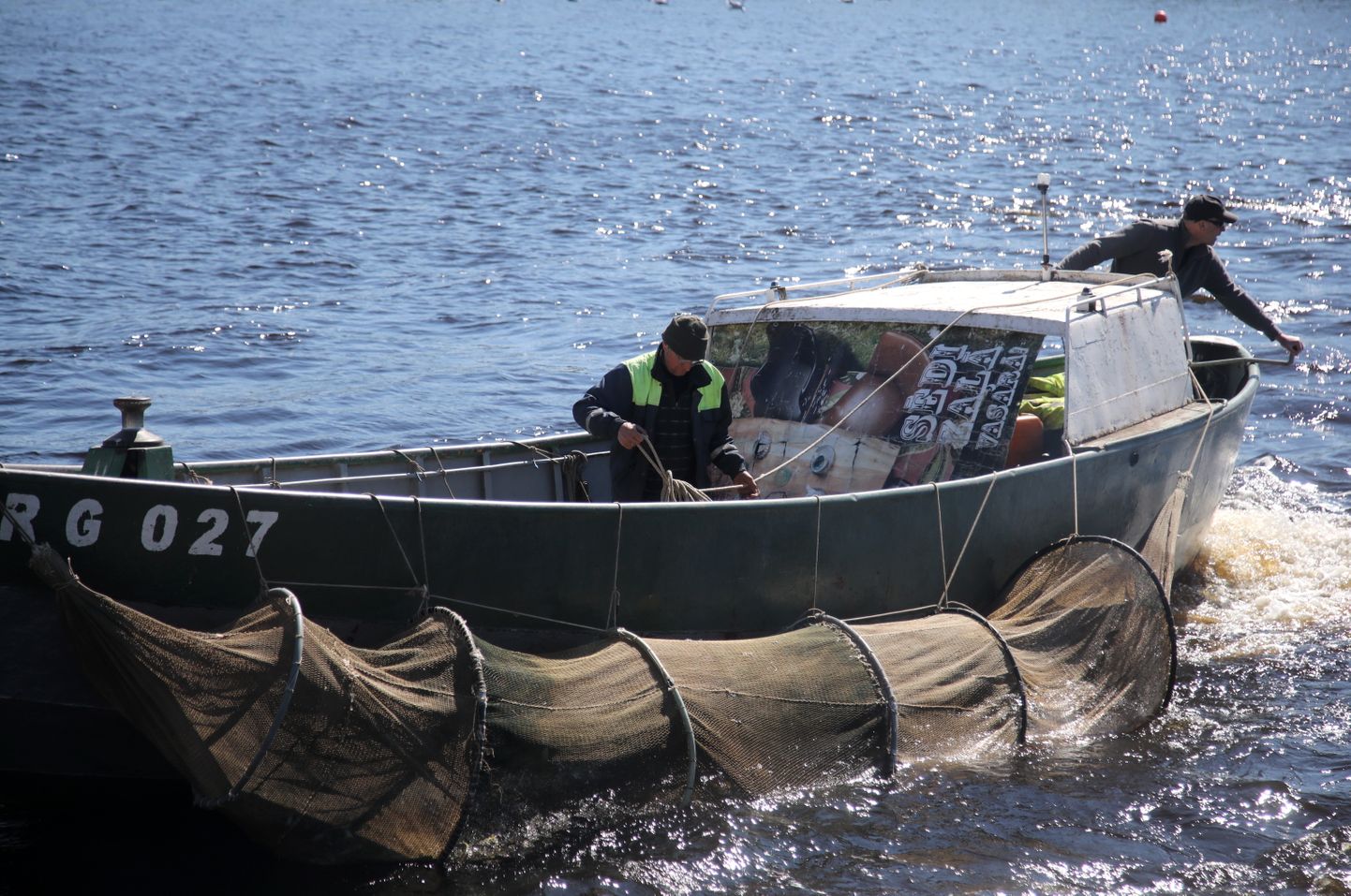 Valsts zinātniskā institūta "BIOR" zivju audzētavā audzētie lašu un taimiņu mazuļi tiek ielaisti Daugavā netālu no Ziemeļu mola bākas pēc AS "Latvenergo" pasūtījuma, tādējādi kompensējot zivju resursiem nodarīto kaitējumu no pašu darbības.