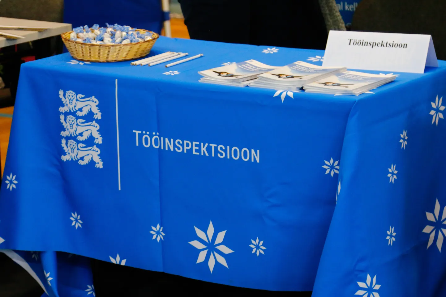 Kui klassikalises töösuhtes, kus on kaks poolt – tööandja ja tööaja, vastutab töötingimuste nõuetekohase täitmise eest tööandja, siis kolmepoolsetes töösuhetes ehk renditöö puhul annab tööandja osaliselt oma õigused ja kohustused üle kasutajaettevõtjale.