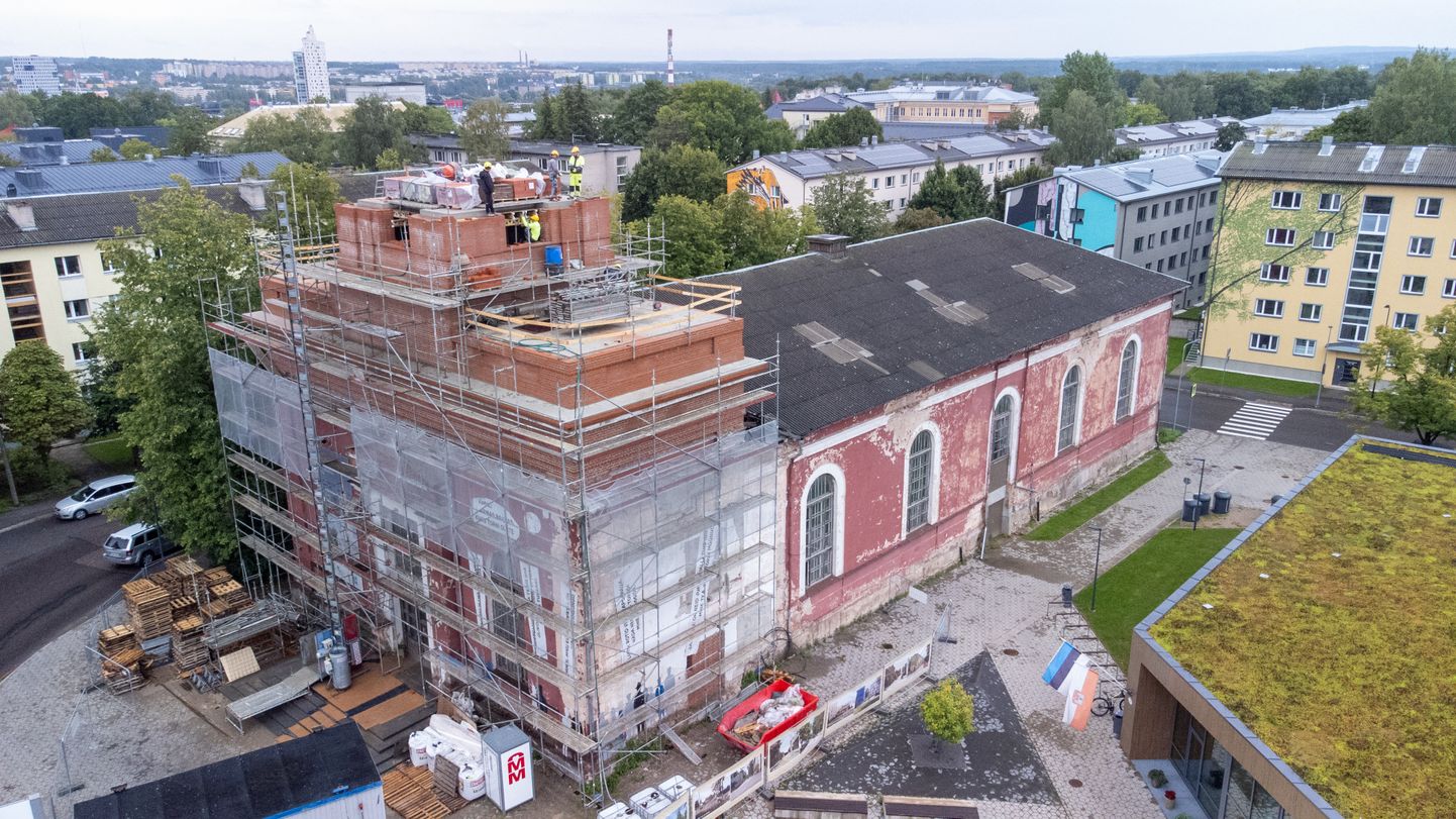 Tartu Maarja kiriku torni ehitustööd suve lõpul.
