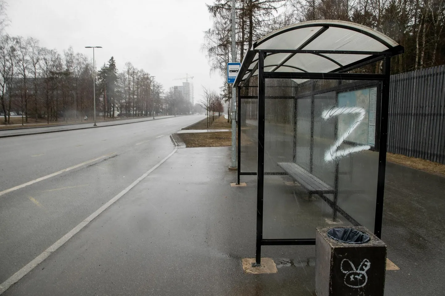 Eesti rahvas ei kesta, kui me inimvaenulikule võõrideoloogiale vastu ei seisa. Graffiti Z täht bussipeatuse klaasil Õismäel 2022. aastal.