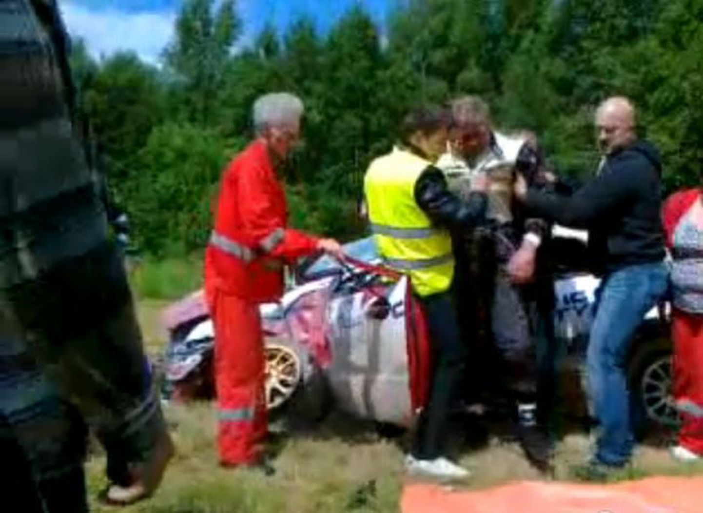 Giedrius Kriptavičius aidatakse pärast avariid autost välja.