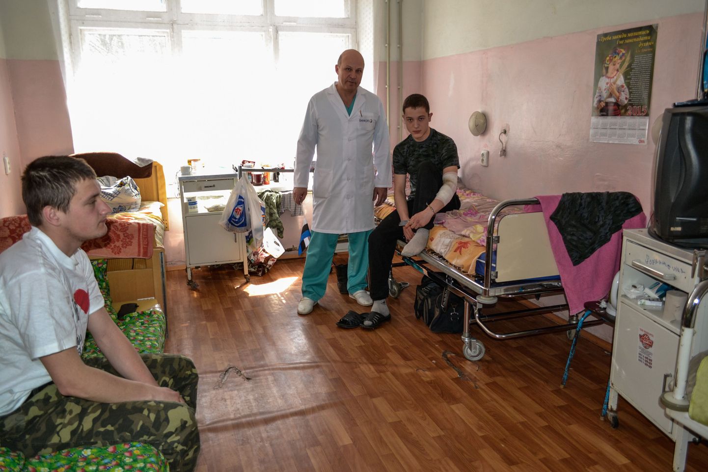 Mariupoli kiirabihaigla peaarst Sergei Orleanski näitab üht palatit ja märgib, et need noored mehed ei ole õnneks haavatud, vaid haigestunud muil põhjusil, mida elus ning ka rindel olles ikka ette tuleb.