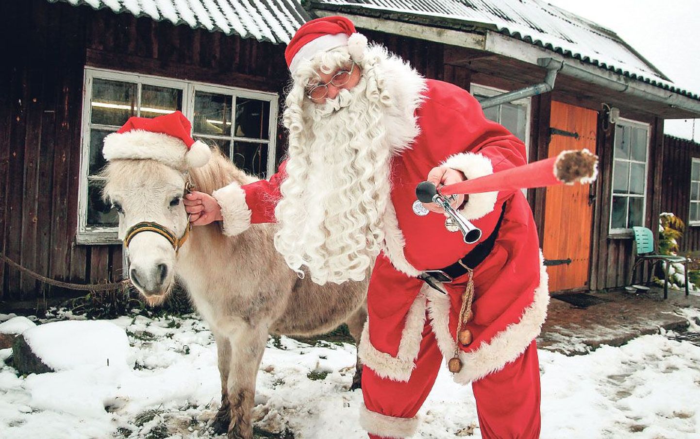 Jõuluvana Ärni ja poni Rubla ootavad kõiki väikseid ja suuri peagi Pärnumaale uudistama Eesti jõuluvanade aasta ringi tegutsevat keskust.
