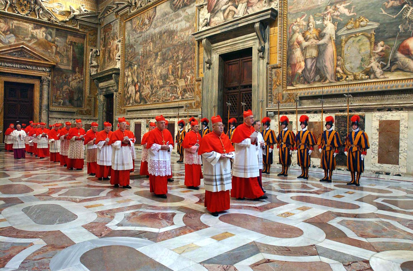 Kardinalid suundumas konklaavi eelsele nõupidamisele