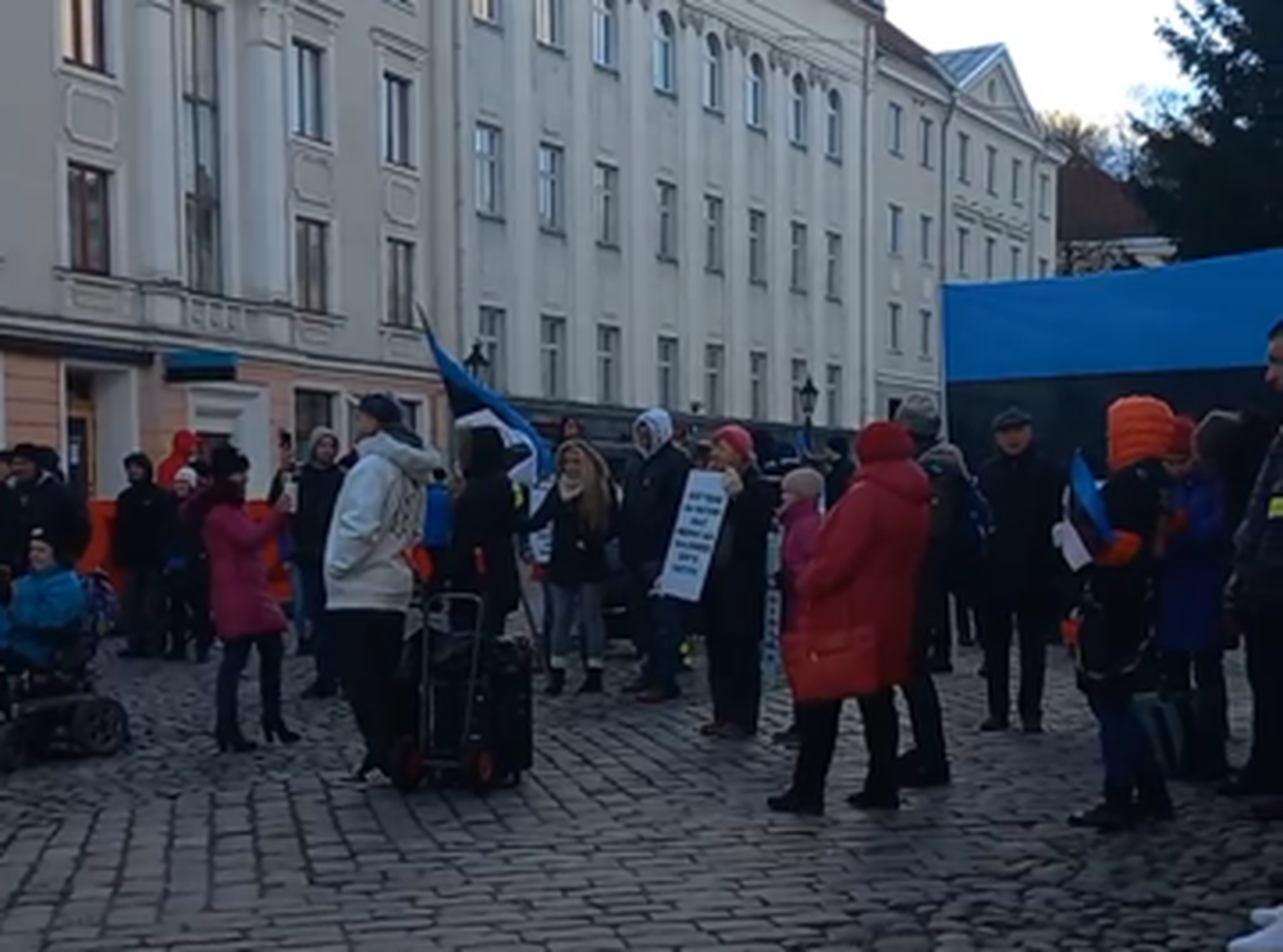 Meeleavaldajad laupäeval Tartu raeplatsil.