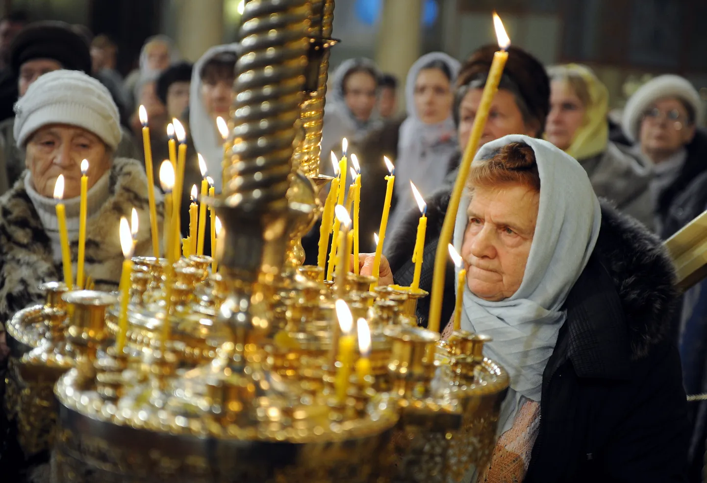 Cilvēki pareizticīgo Ziemassvētku Dievišķās liturģijas laikā Rīgas Kristus Piedzimšanas katedrālē.