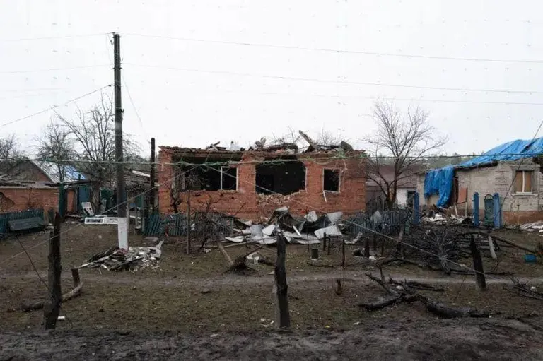 Разрушенные дома на дороге около Писаревки, 16 марта 2025 года.