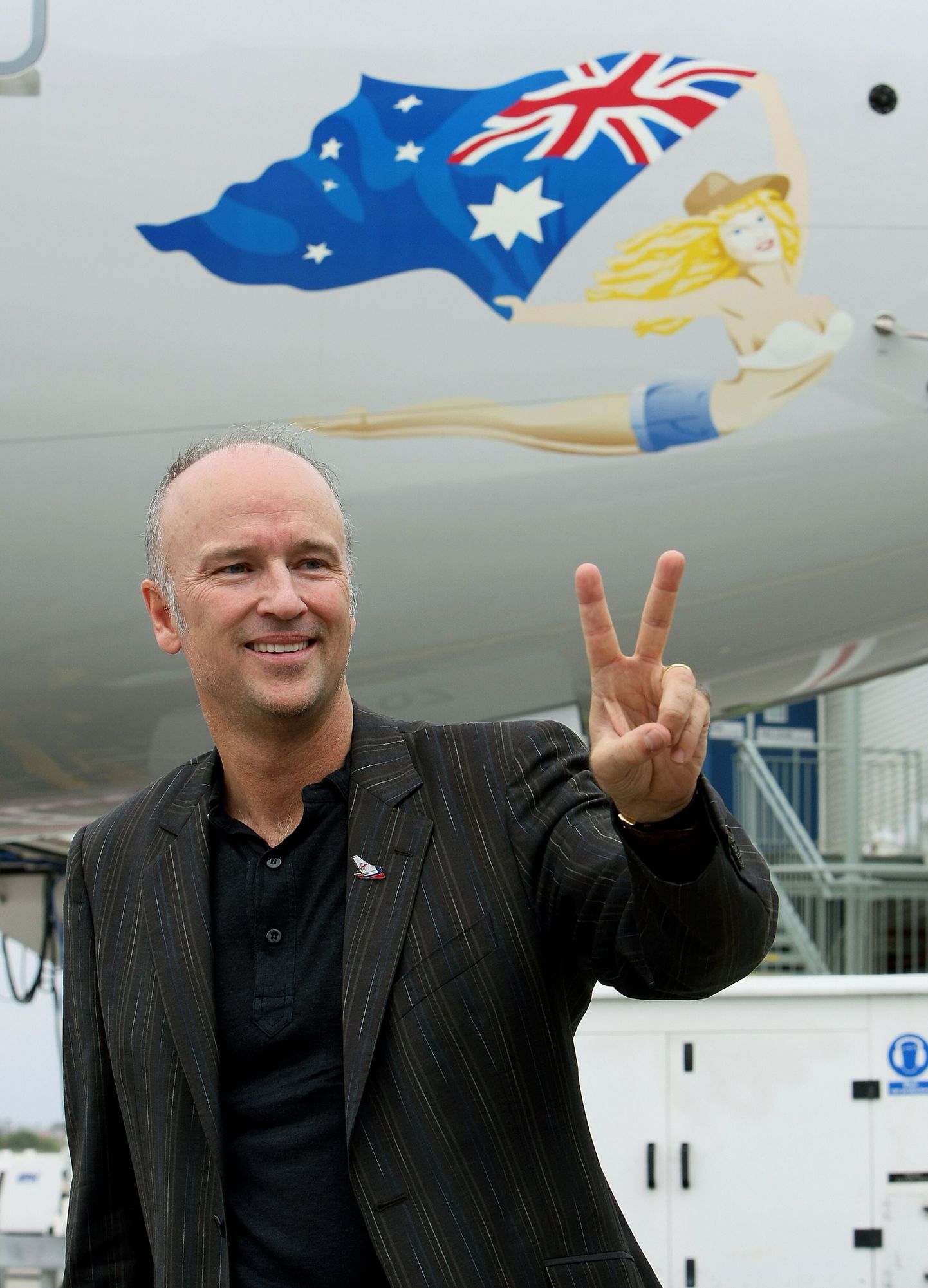 Brett Godfrey poseerib ajakirjanikele V Australia lennuki ees.