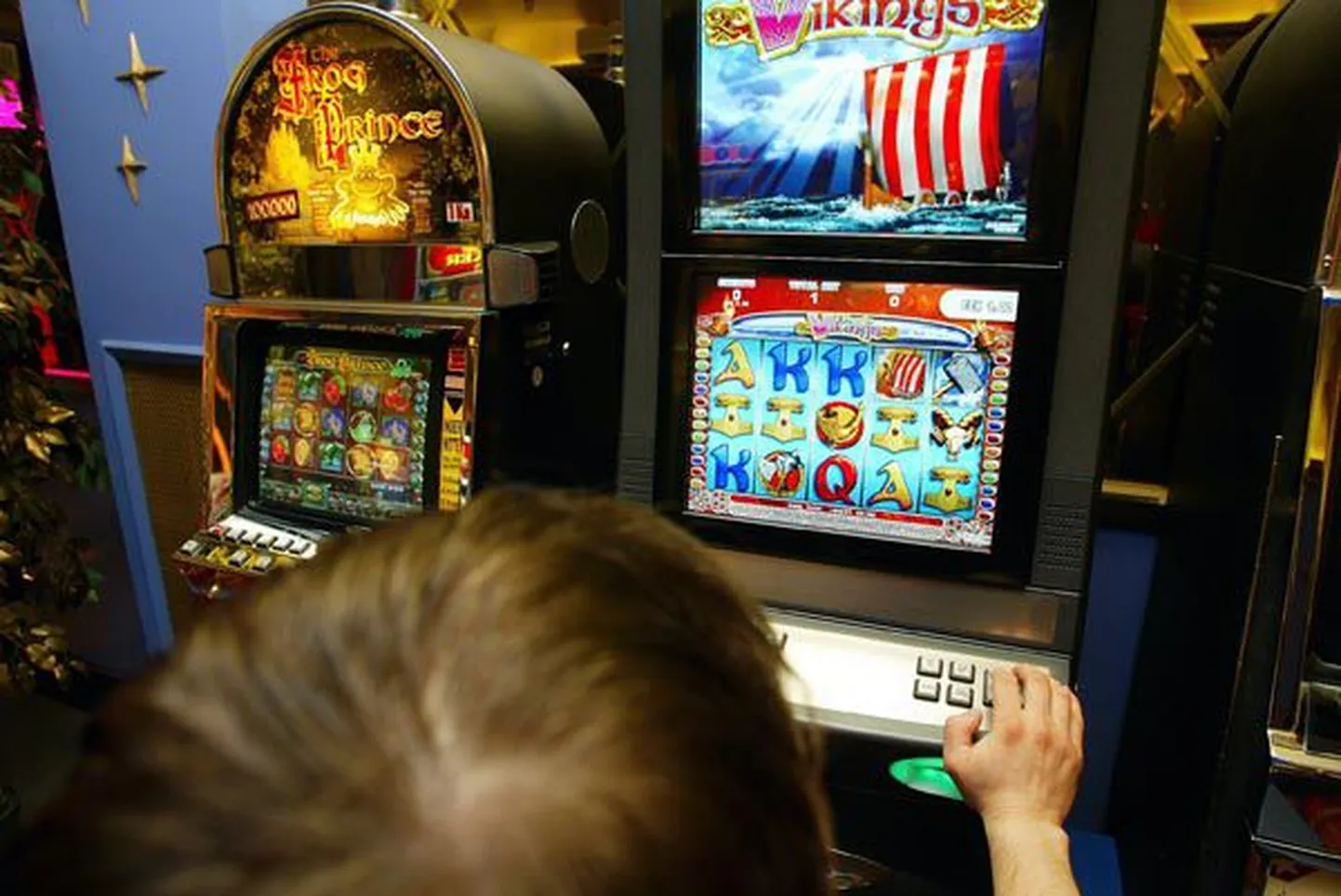 Täpselt nagu nüüdisaegsed arvutid, nii on ka uuemad mänguautomaadid varustatud LCD-ekraaniga.