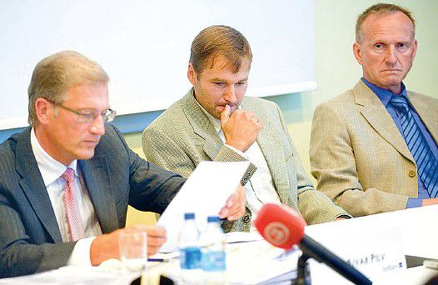 Advokaat Aivar Pilv, kahekordne olümpiavõitja Andrus Veerpalu ja peatreener Mati Alaver teisipäevasel pressikonverentsil.