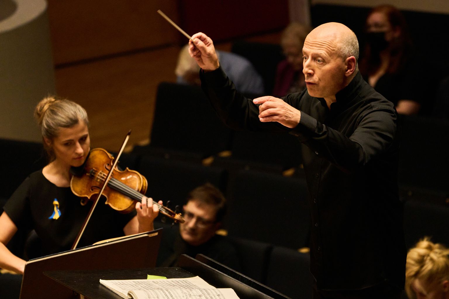 Paavo Järvi juhatas Eesti Festivaliorkestrit 2022. aasta septembris Lõuna-Koreas.