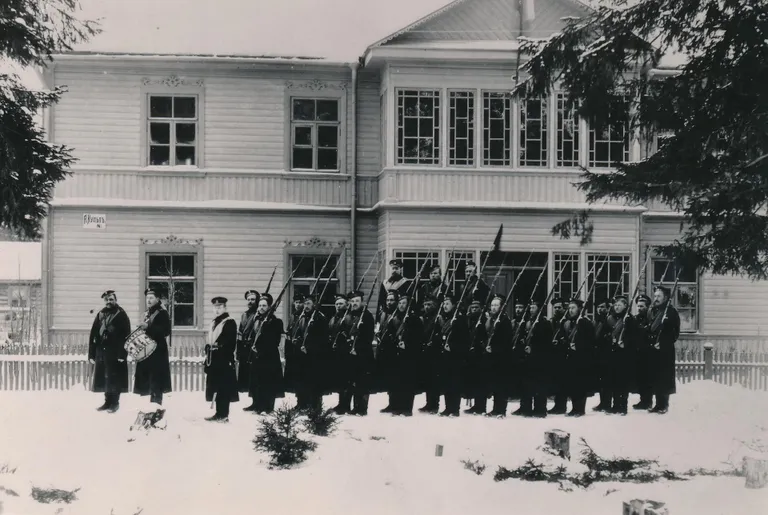 Tsaarivalitsuse karistussalk Tapal Kulbi maja ees 1905. aastal.