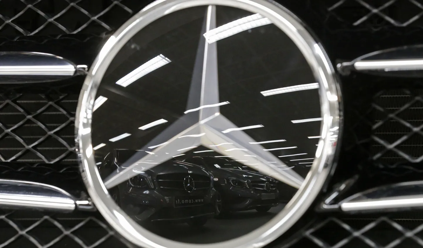 Логотип Mercedes-Benz.