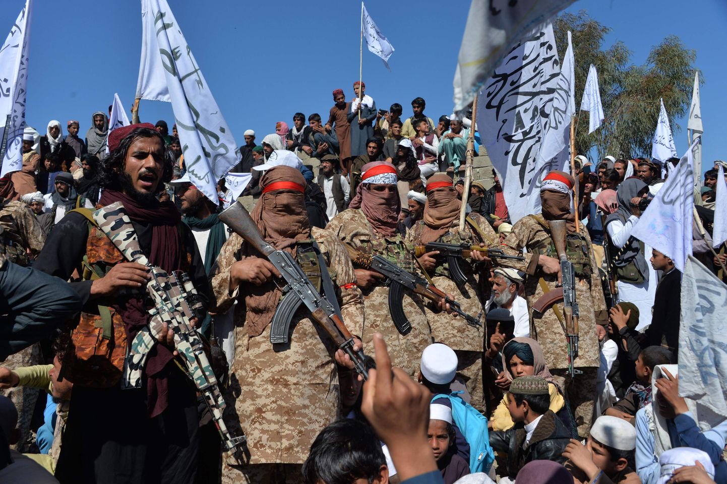Afganistani Talibani võitlejad koos külaelanikega. Foto on illustreeriv.