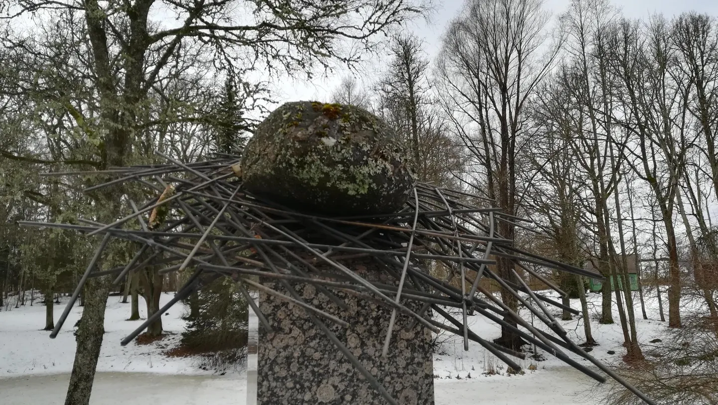 Kunstnik Tiiu Kirsipuu valmistatud Jaigi kaarnakivi monument ootab uudistajaid Rõuge pargis.