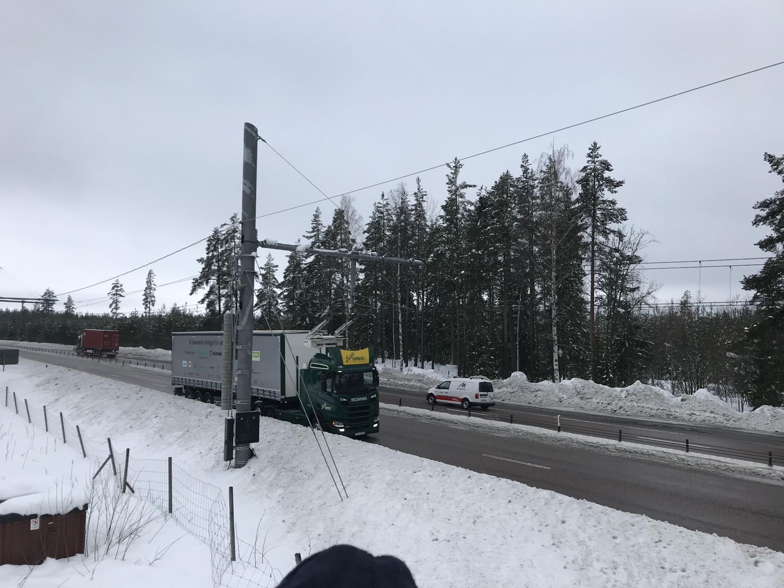 Pantiograafiga varustatud Scania veok testimas Rootsis Sandvikeni lähedale rajatud kontaktliini.