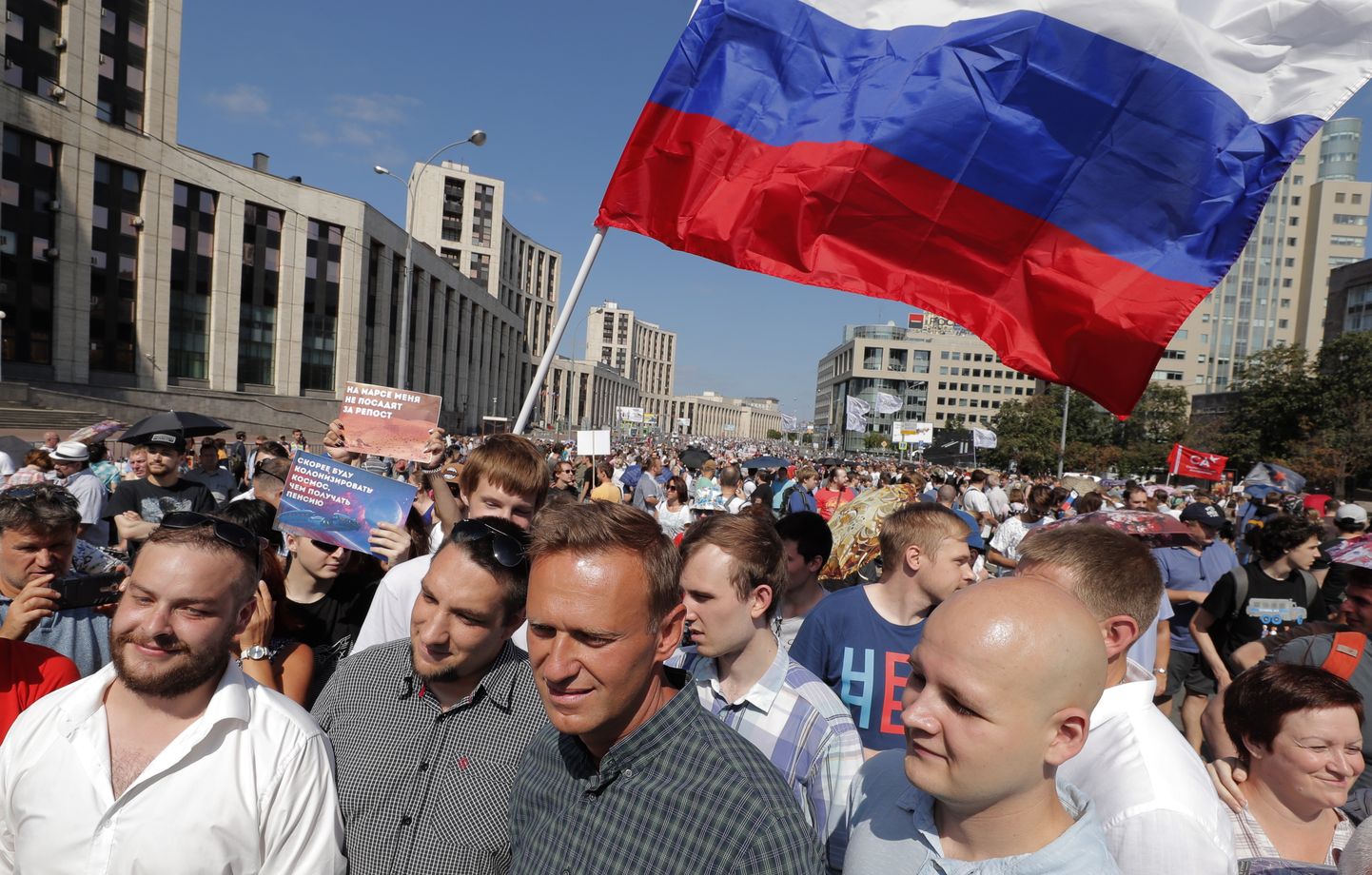 Aleksei Navalnõi (esiplaanil keskel) Moskva meeleavaldusel.