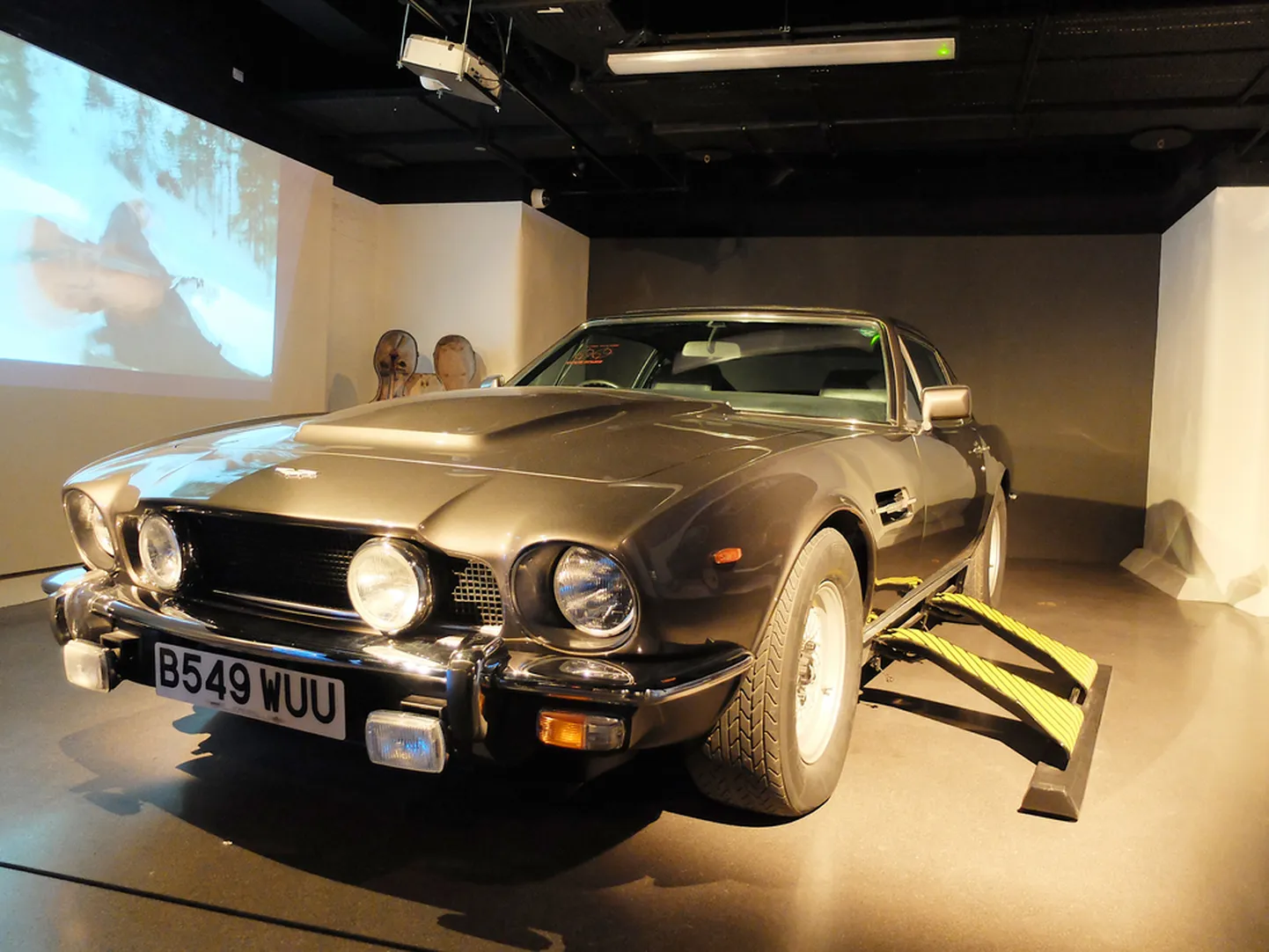 Aston Martin V8 1973 года.