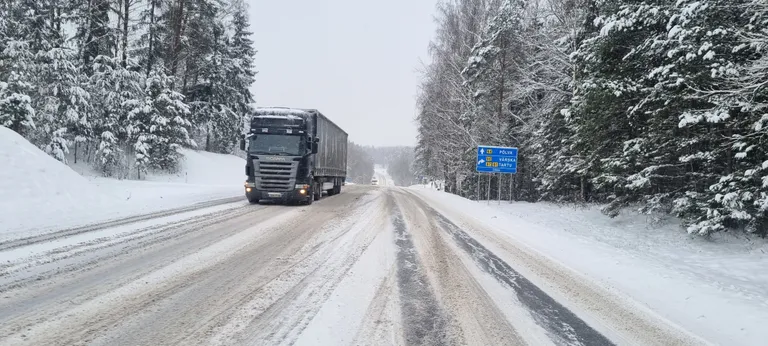 Reka üritas Põlvamaal Rosma ristis tund aega mäest üles saada. Lõpuks see õnnestus.
