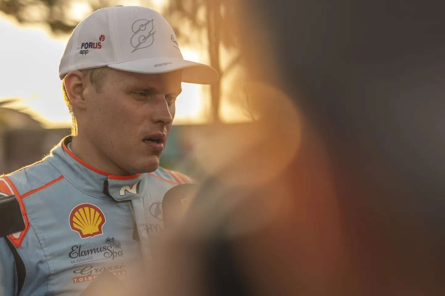 Ott Tänak laupäeval meediaga suhtlemas.