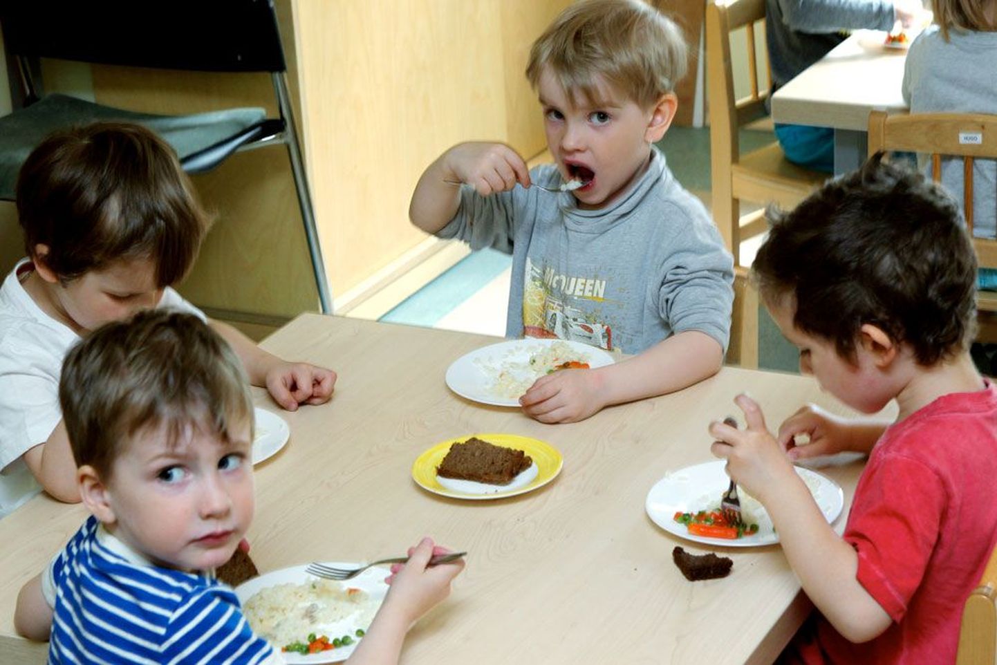 Kelmiküla lasteaia lapsed söövad lasteaiatoitu suurima heameelega.