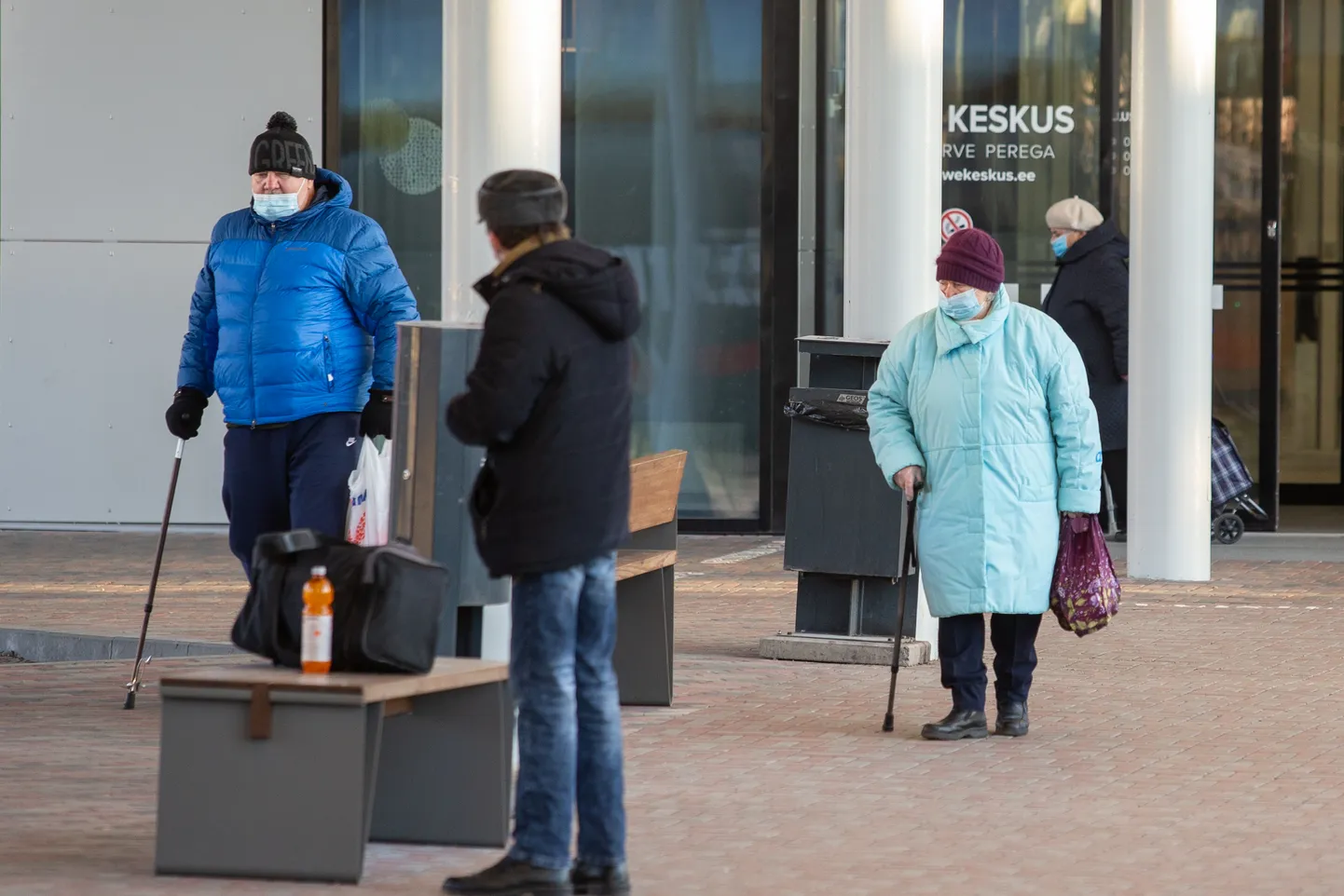 See kolmapäeva hommikul Jõhvi bussijaamas tehtud pilt näitab, et Ida-Virumaal on viimastel päevadel maski kandmise nõuet varasemast rohkem täitma hakatud.