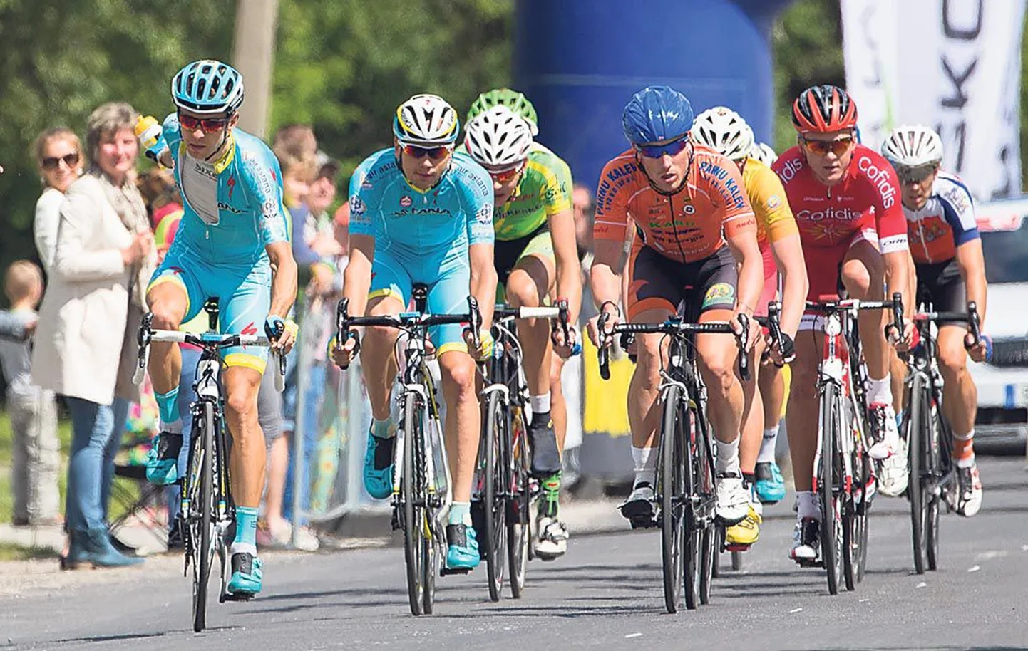 Poolel võistlusmaal juhtisid sõitu (vasakult) Astana profid Tanel Kangert ja Rein Taaramäe, Pärnu kalevlane Karlo Aia ja Cofidise särgis sõinud Gert Jõeäär.