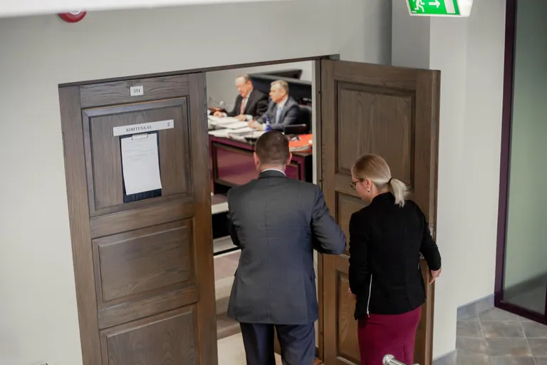 Romek Kosenkranius siseneb kohtusaali.