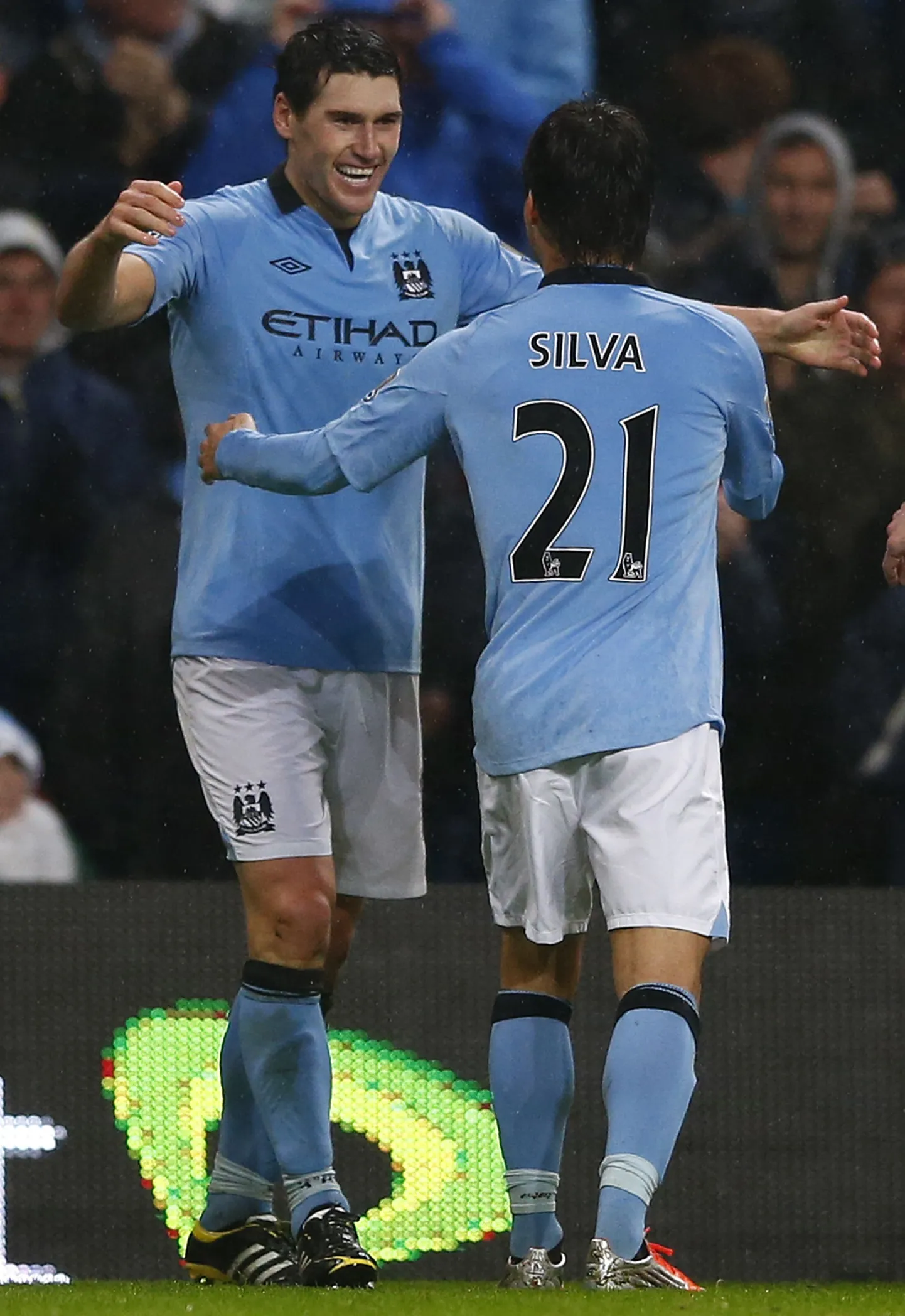 Gareth Barry (vasakuk) tähistab Readingule löödud väravat koos meeskonnakaaslase David Silvaga.