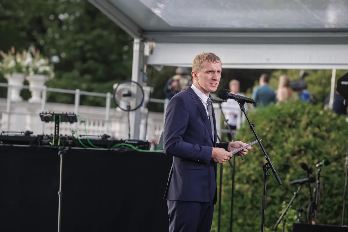 Andres Juur selle aasta augustis Kadrioru roosiaias pidamas kõnet, kus tundis muret Eesti hariduse tuleviku pärast.
