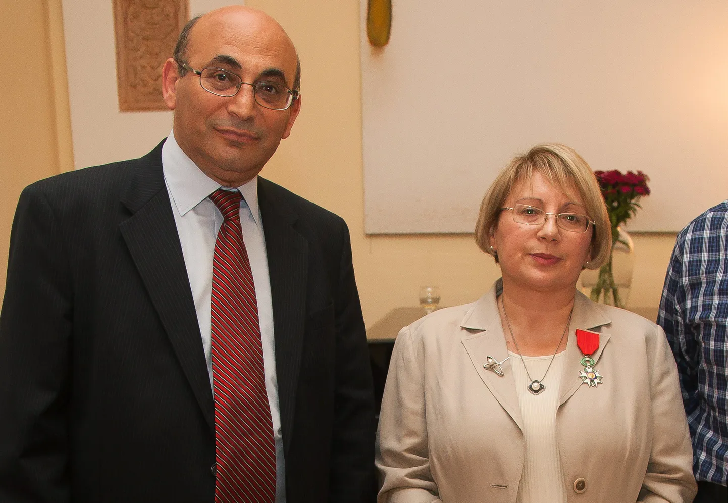Leyla ja Arif Yunus 2013. aasta mais Bakuu Prantsuse saatkonnas autasu vastu võtmas.