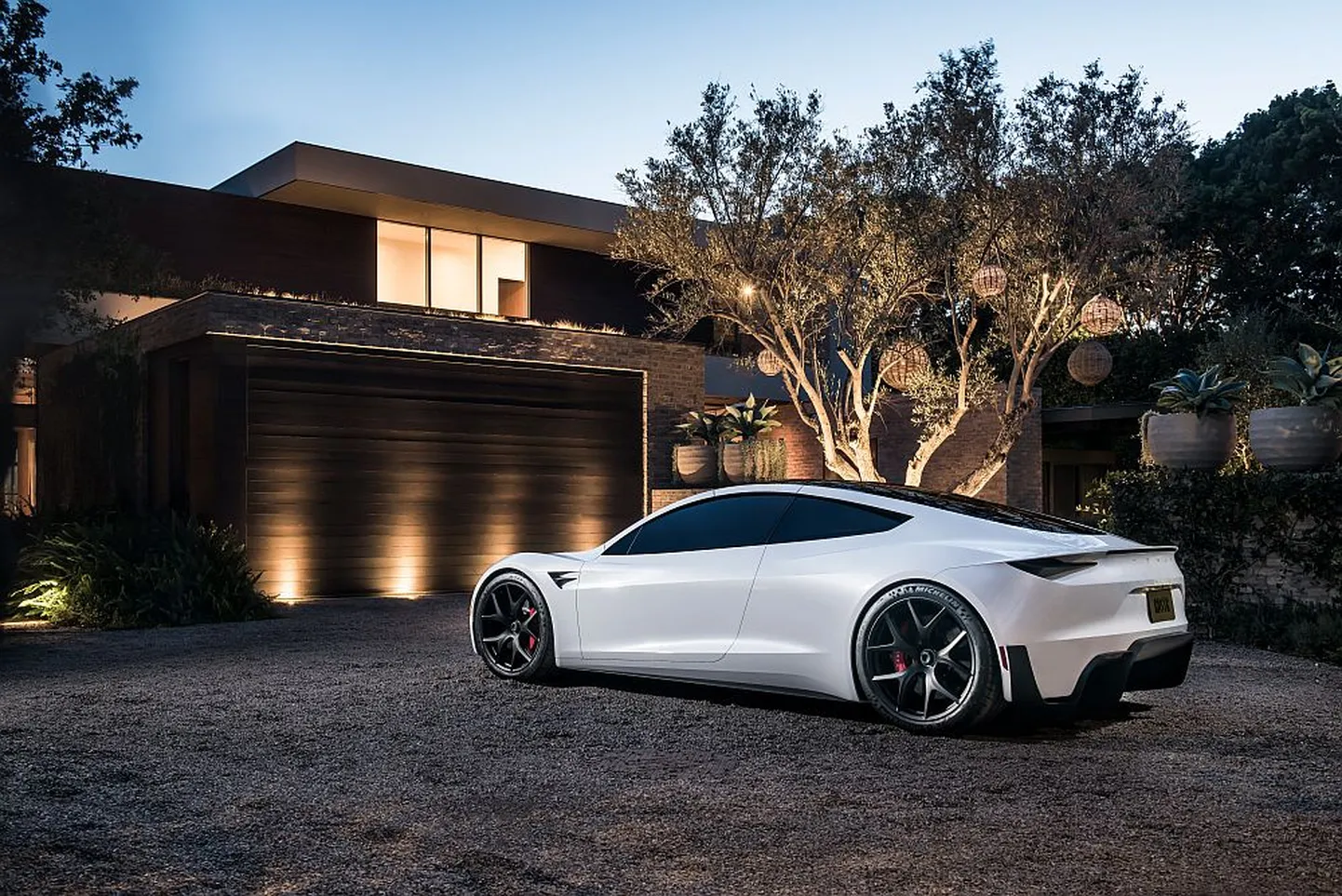 Tesla uus plaan sisaldab energia talletamist, mida saab kasutada siis, kui taastuvallikatest piisavalt elektrit ei toodeta või kui see on liiga kallis. Suured akupangad majas ning ka autode enda akupangad aitavad elektrivõrku tasakaalustada.