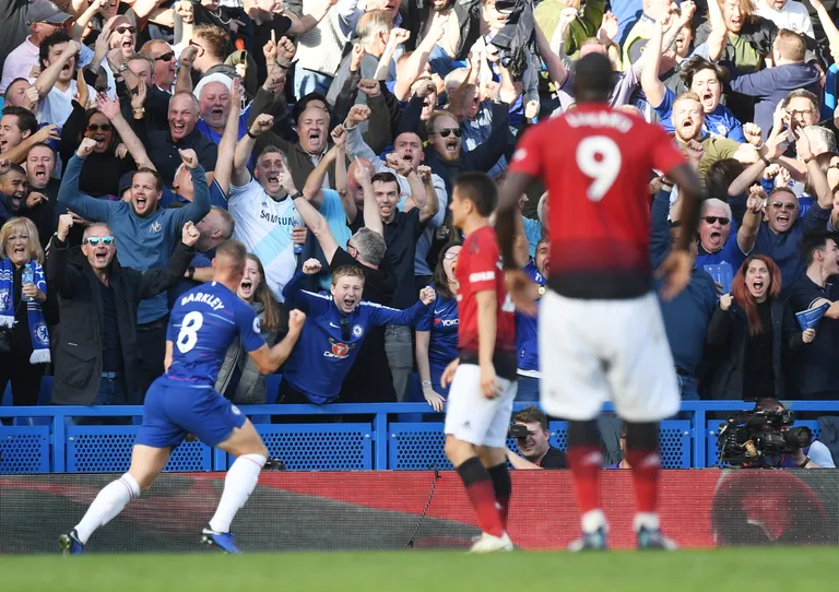 Londoni Chelsea' poolkaitsja Ross Barkley juubeldab 90+6. minutil löödud 2:2 viigivärava üle.