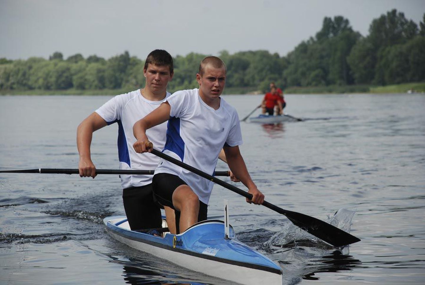 Viljandi aerutamisklubi noored mehed Taimo Priinits ja Ronald Volt said Pärnus sõidetud Eesti karikasarja 1000 meetri distantsil esikoha.