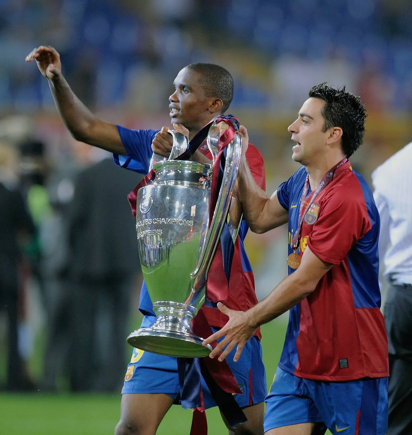 Samuel Eto'o (vasakul) hoidmas koos Xavi Hernandeziga Meistrite liiga trofeed.