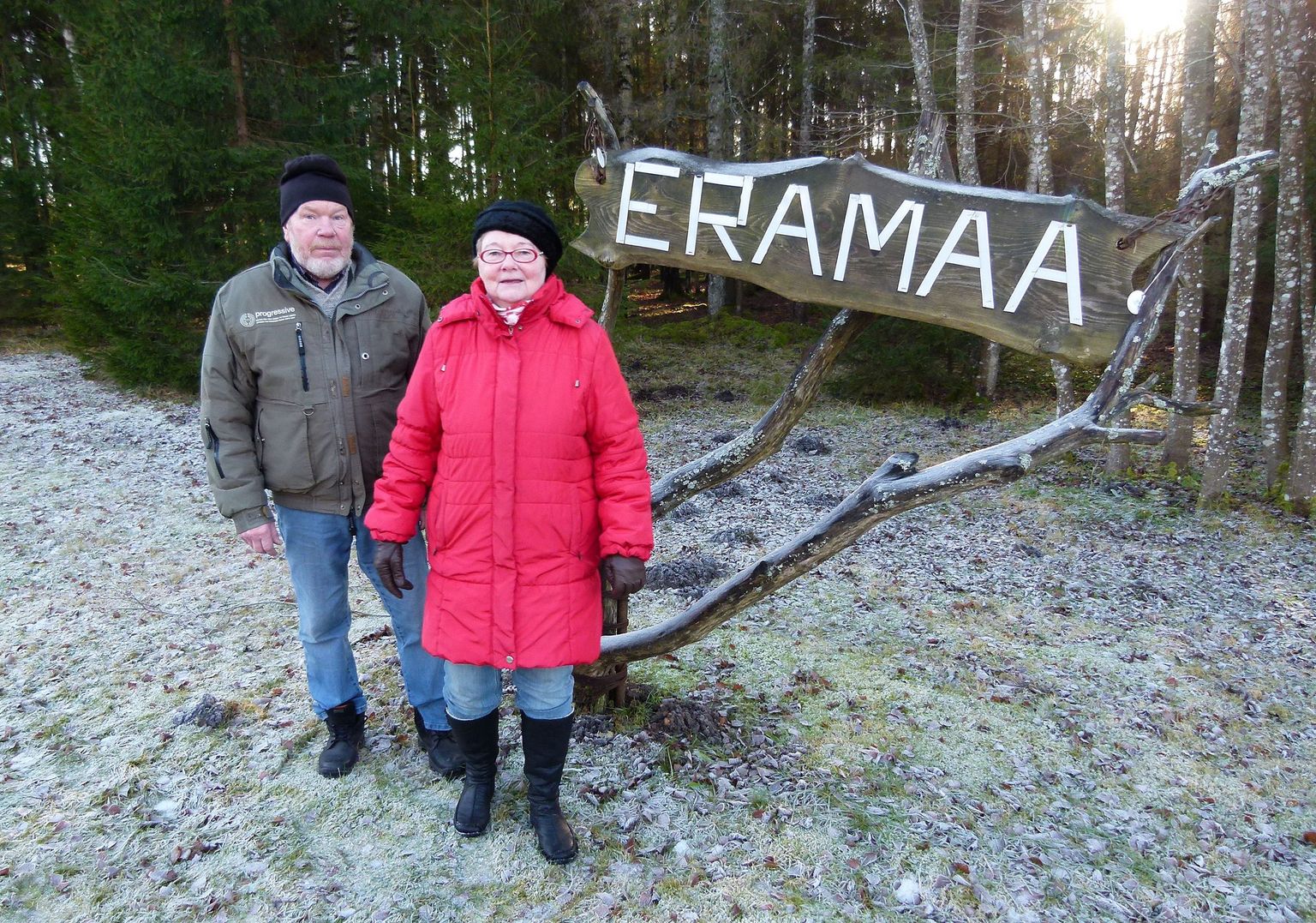 Maire ja Roland Laanemets oma parkmetsaks kujundatud metsa servas sildi juures.