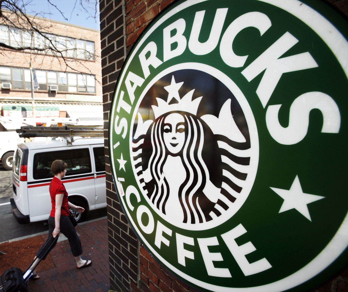 Maailmas laialt levinud ja tuntud kohvikukett Starbucks on sunnitud veel oma ridu kärpima.