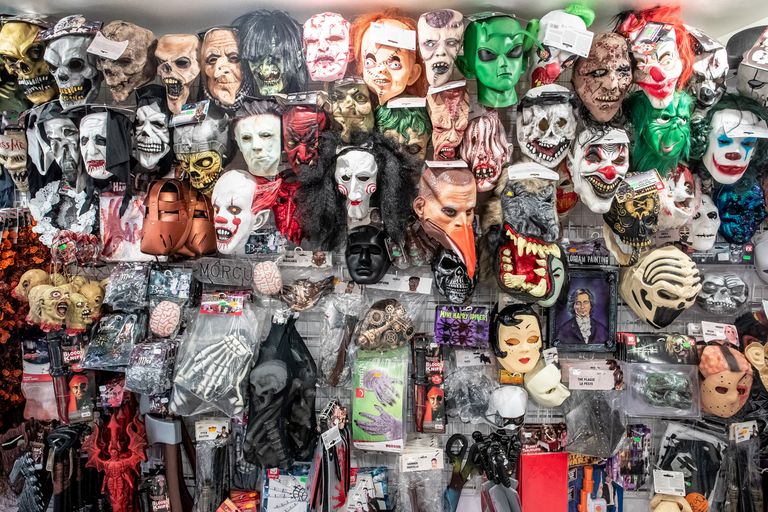 В ассортименте есть не только огромной выбор всевозможных костюмов: страшных, смешных, милых или сексуальных, но и глаза разбегаются от количества масок и различной атрибутики для Хеллоуина! 