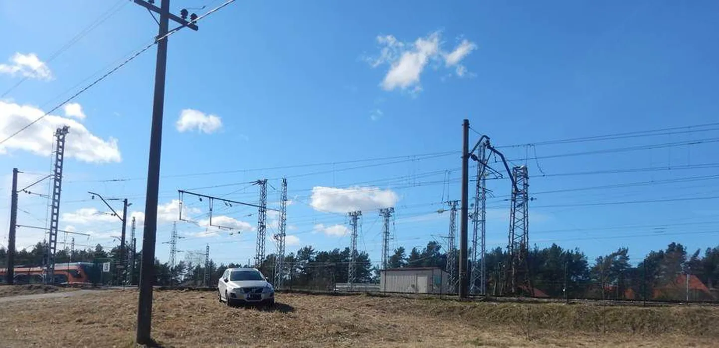 Kahtlane auto kuulub vedurijuhile, kes oli selle oma töökoha lähedusse parkinud.