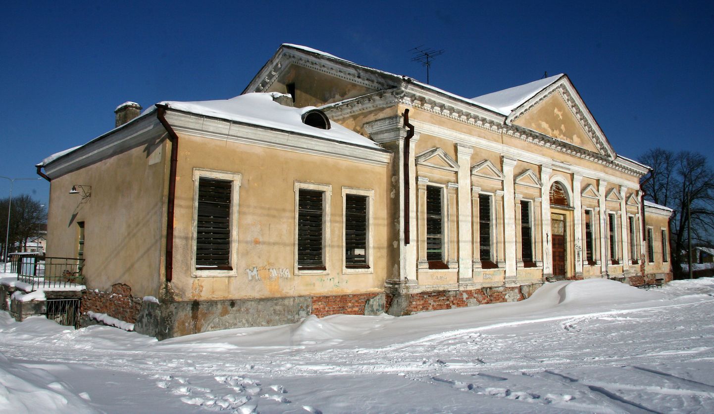 Здание Йыхвиского железнодорожного вокзала пустует.