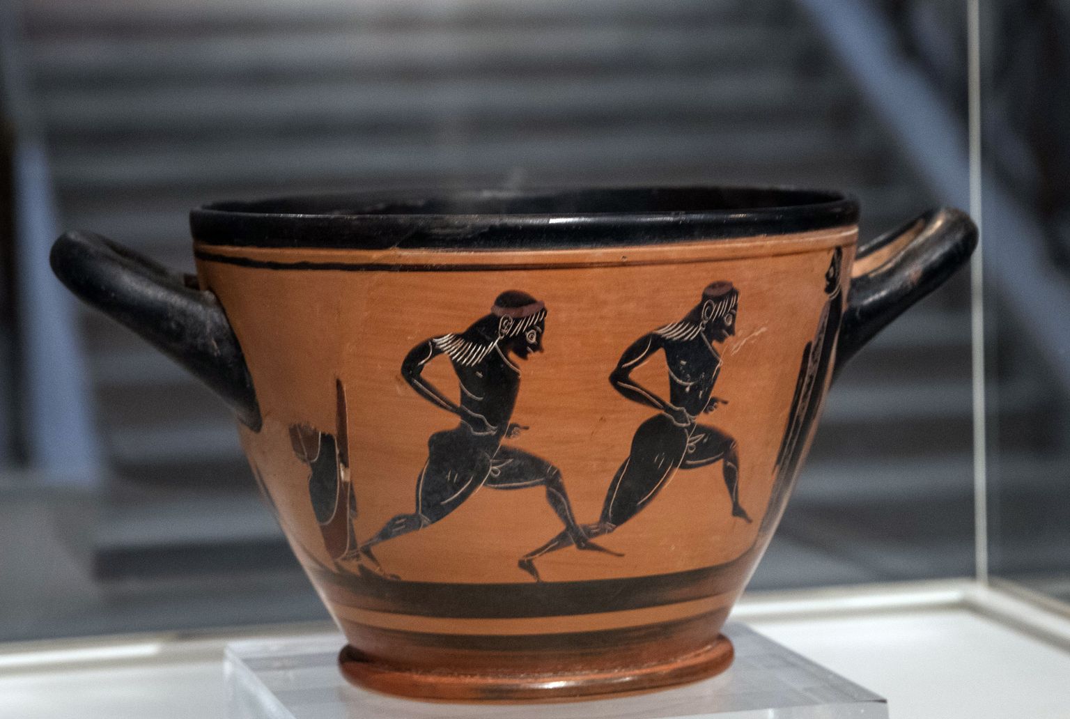 Vana-Kreeka joogianum, millel on kujutatud jooksjaid. See kingiti 1896 Ateenas esimesele tänapäevaste olümpiamängude  maratonivõitjale kreeklasele Spyros Louisile. Praegu on anum Ateenas rahvusmuuseumis